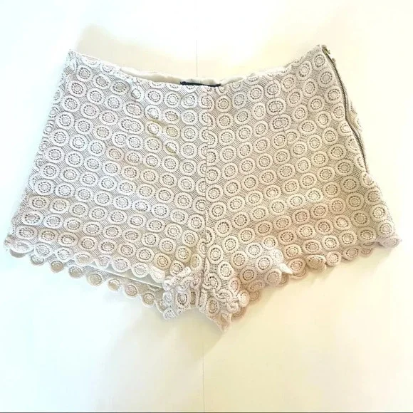 Summer Neutral Floral Eyelet Circle Lace Shorts Medium 🔥 - Picture 1 of 7